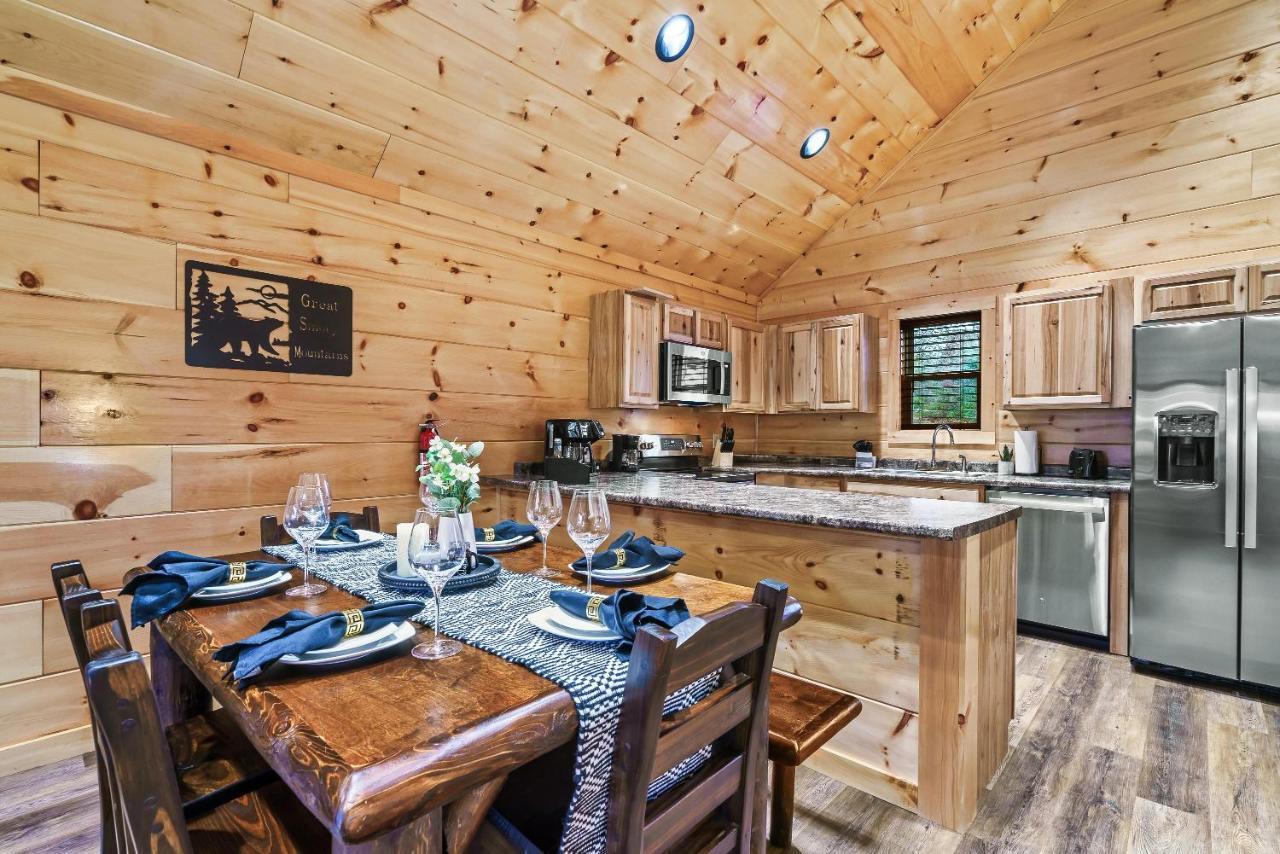 פיג'ן פורג' Mountains R Calling, Cozy Hideaway, King Beds, Hot-Tub, Arcade, Ev Ready מראה חיצוני תמונה
